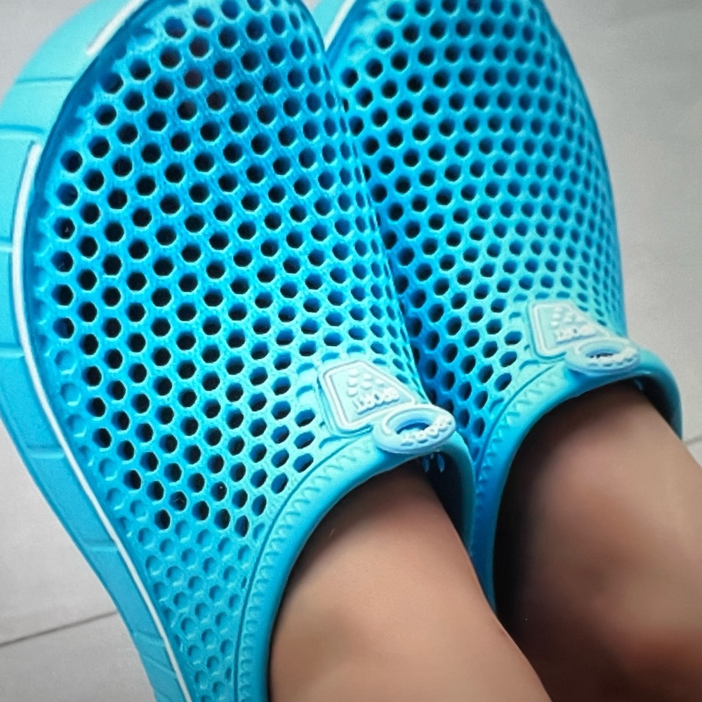 Indoor/outdoor shoes, great for beach, gardening & more Comfortable, lightweight